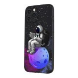 غطاء واقٍ لهاتف apple Iphone 12 PRO رائد فضاء يحمل كتابًا - 1 miniature
