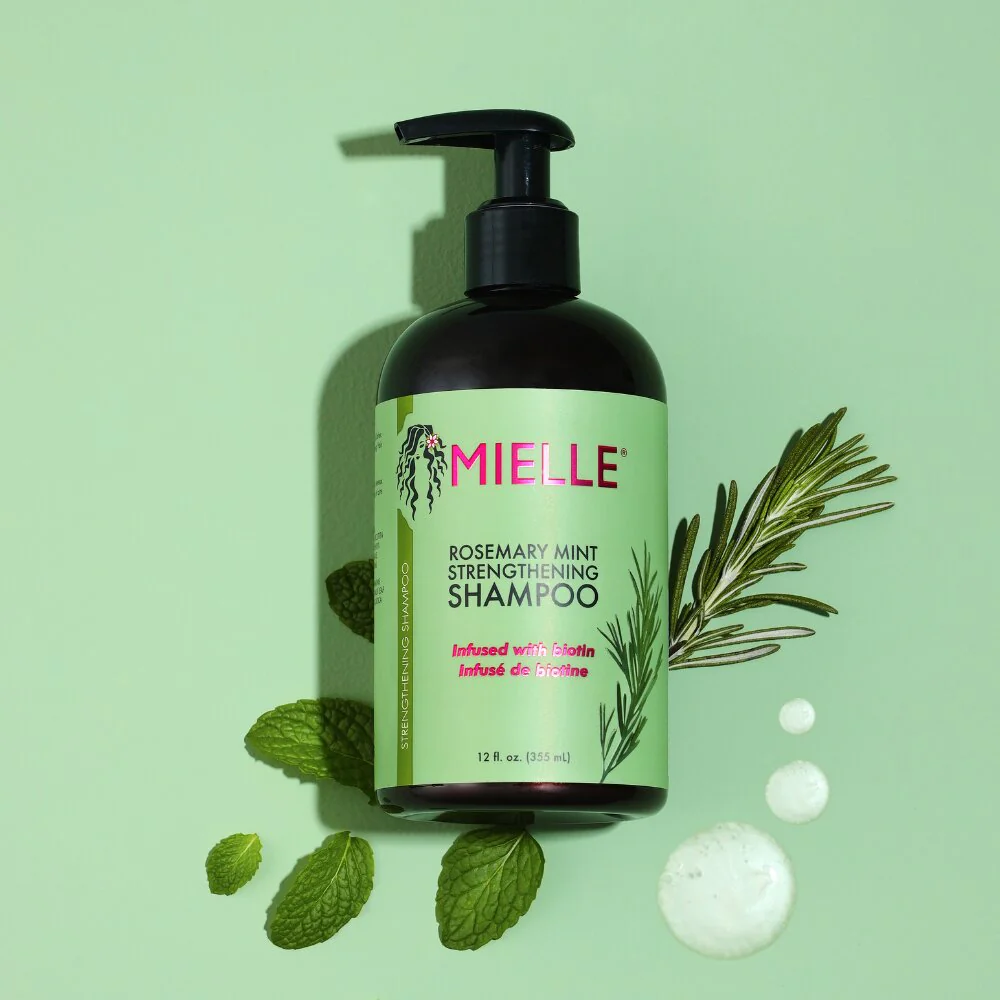 Укрепляющий Шампунь Mielle Organics Rosemary Mint С биотином ОЧИЩАЕТ И укрепляет Слабые И Ломкие волосы. - 1